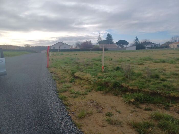 Parcelles à bâtir à vendre - Cerizay, Moncoutant sur Sèvre / La Chapelle Saint Laurent Terrain/Étang|Terrain/Étang