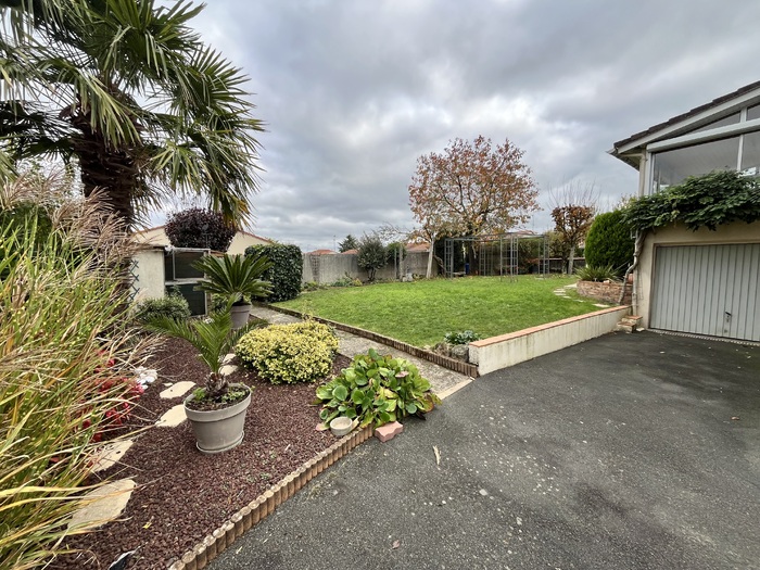 Pavillon sur sous-sol à vendre - Nueil les Aubiers |